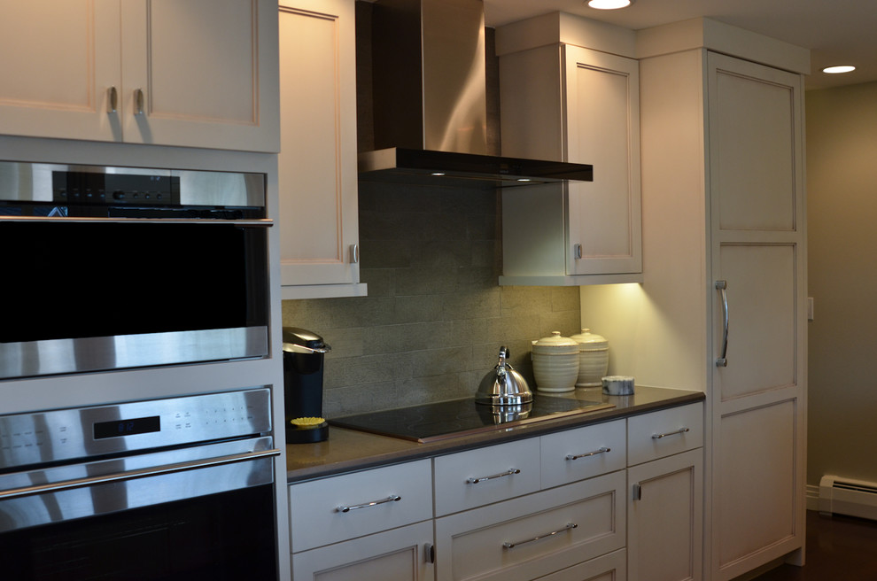 Exempel på ett mellanstort modernt kök, med vita skåp, grått stänkskydd, rostfria vitvaror och luckor med profilerade fronter