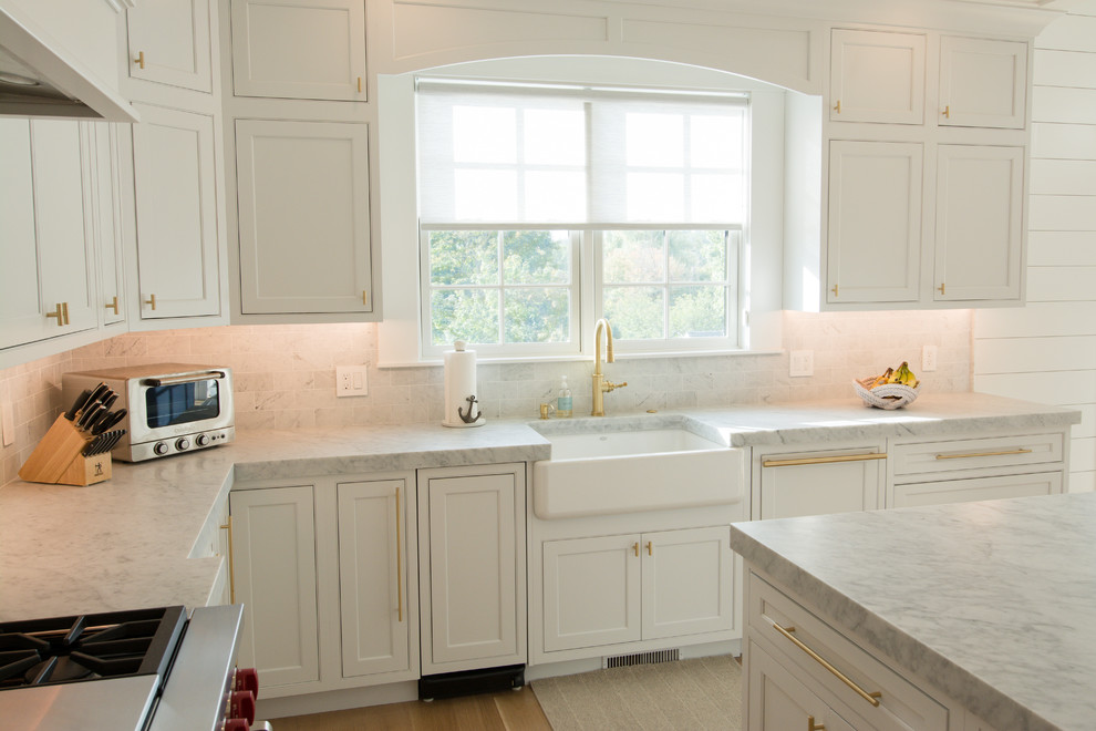 Immagine di una grande cucina chic con lavello stile country e top in marmo