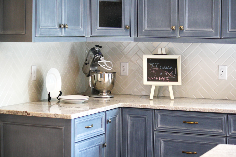 Inspiration för ett vintage kök, med en rustik diskho, luckor med upphöjd panel, blå skåp, granitbänkskiva, gult stänkskydd, stänkskydd i tunnelbanekakel, rostfria vitvaror, mellanmörkt trägolv och en köksö