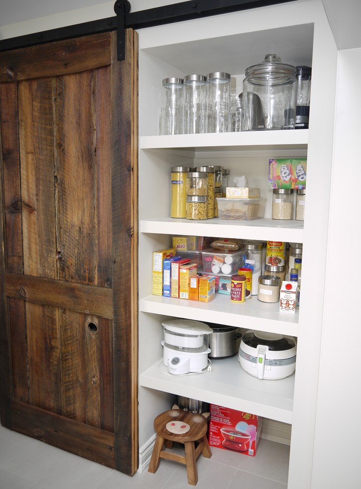 Foto på ett mellanstort funkis kök, med en undermonterad diskho, släta luckor, gula skåp, bänkskiva i kvarts, glaspanel som stänkskydd, rostfria vitvaror, klinkergolv i porslin och en köksö