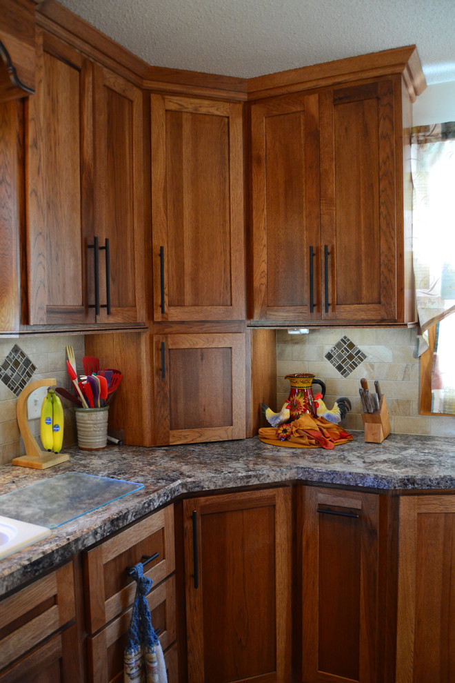 На фото: п-образная кухня среднего размера в классическом стиле с обеденным столом, двойной мойкой, плоскими фасадами, бежевым фартуком, фартуком из керамической плитки, техникой из нержавеющей стали и темными деревянными фасадами с