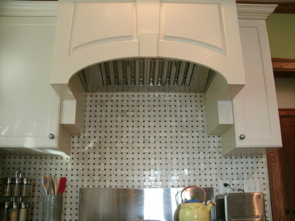 Inspiration for a craftsman kitchen remodel in Milwaukee