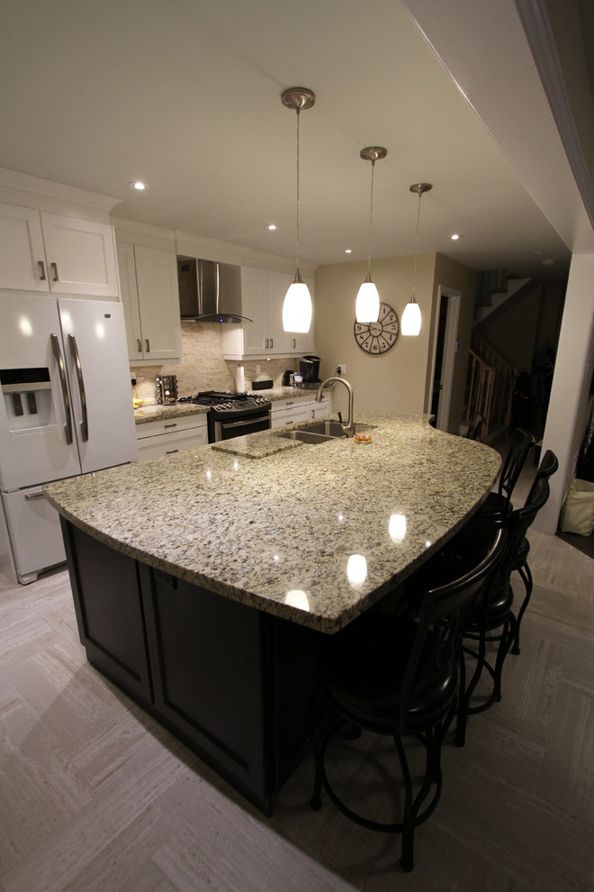 Bild på ett mellanstort funkis linjärt kök och matrum, med en undermonterad diskho, skåp i shakerstil, vita skåp, granitbänkskiva, beige stänkskydd, stänkskydd i stenkakel, rostfria vitvaror, linoleumgolv och en köksö