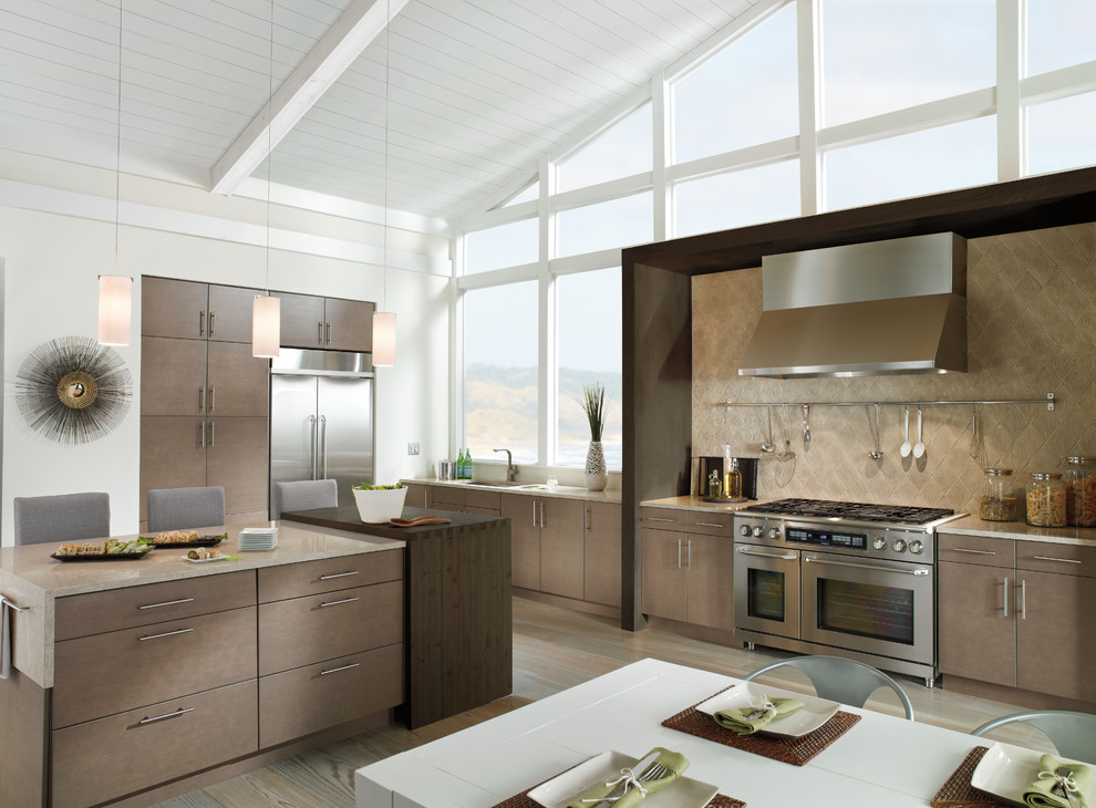Exempel på ett modernt linjärt kök och matrum, med släta luckor, bruna skåp, beige stänkskydd, rostfria vitvaror, stänkskydd i stenkakel, en undermonterad diskho, bänkskiva i kvarts, klinkergolv i porslin och en köksö