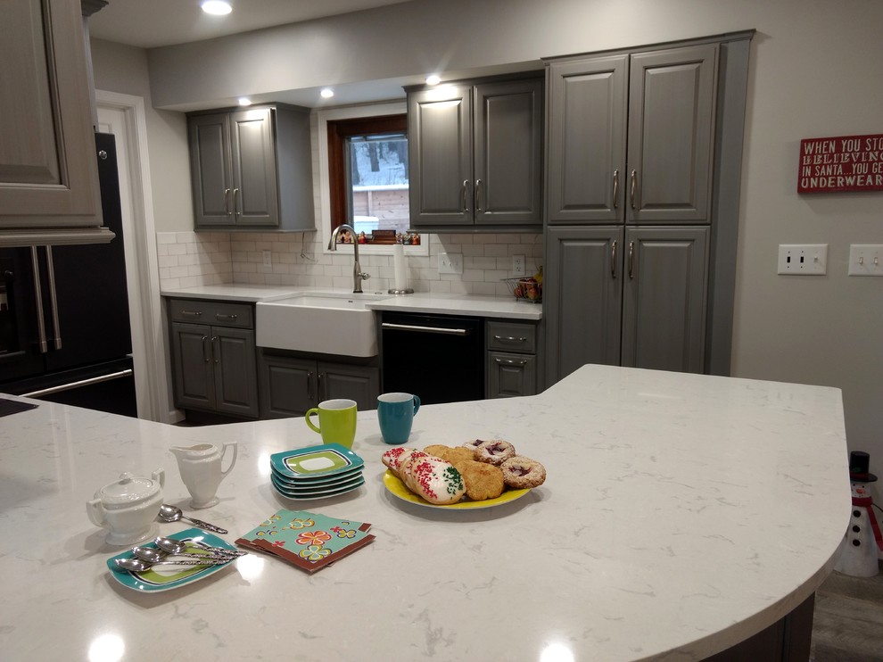 Moderne Küche mit Landhausspüle, Küchenrückwand in Weiß und grauer Arbeitsplatte in Sonstige