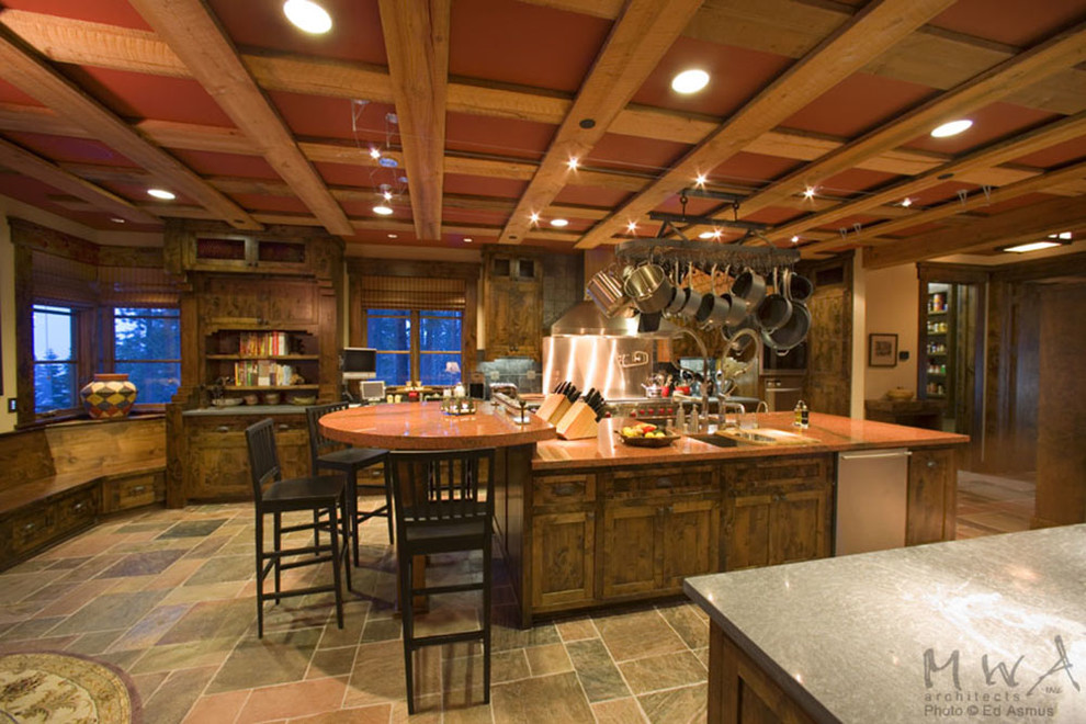 Exemple d'une grande cuisine parallèle tendance en bois brun fermée avec un évier encastré, un placard à porte shaker, un électroménager en acier inoxydable, îlot, un sol en ardoise, un sol multicolore et un plan de travail rouge.