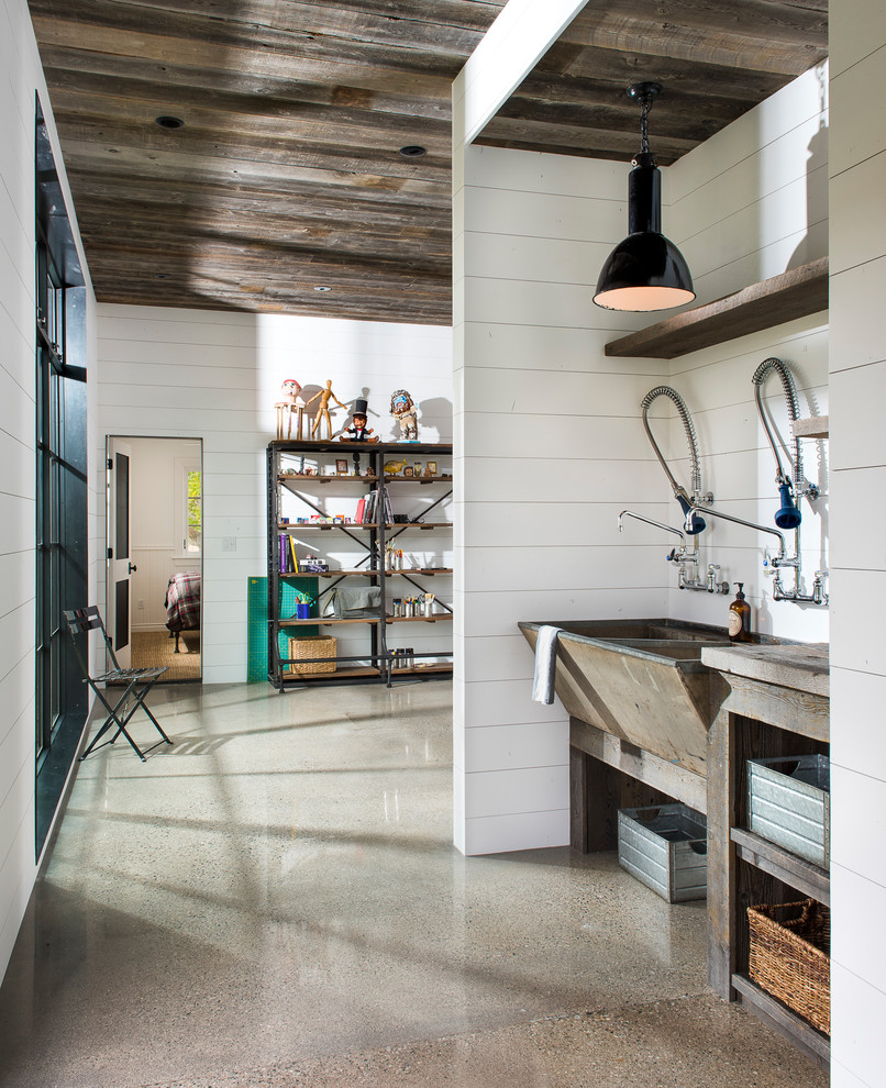 Exempel på ett litet modernt linjärt kök, med en dubbel diskho, öppna hyllor, skåp i slitet trä, bänkskiva i zink, vitt stänkskydd, stänkskydd i trä, betonggolv och grått golv