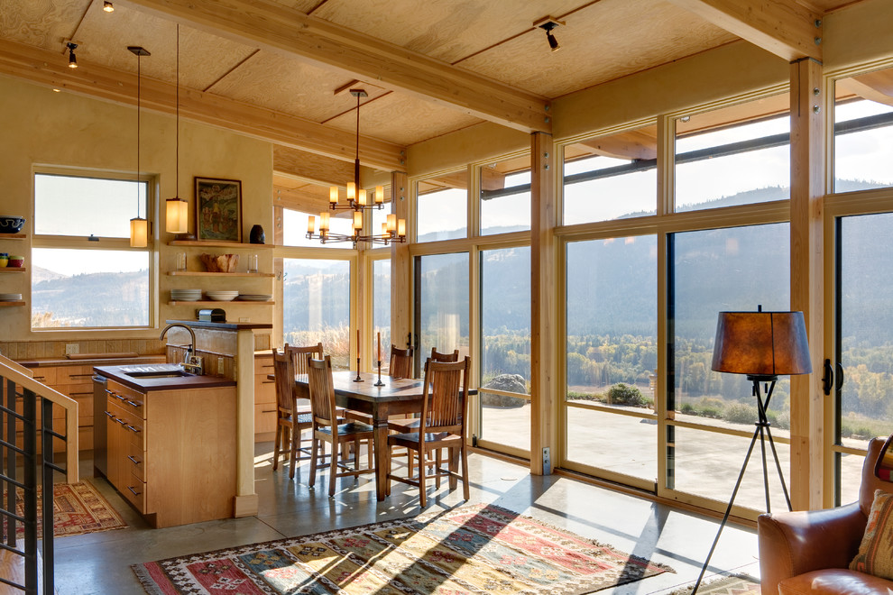 Moderne Wohnküche mit flächenbündigen Schrankfronten und hellbraunen Holzschränken in Seattle