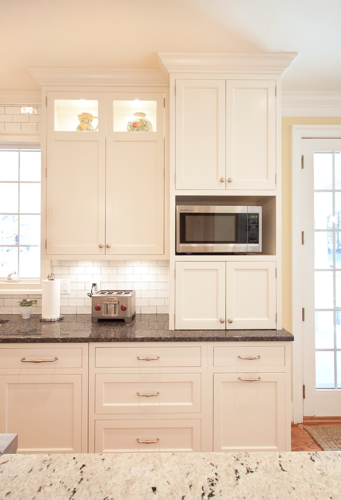 Große Klassische Küche mit Granit-Arbeitsplatte, Küchenrückwand in Weiß und Kücheninsel in Washington, D.C.