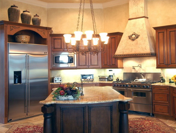 На фото: большая п-образная кухня в стиле фьюжн с фасадами цвета дерева среднего тона, бежевым фартуком, техникой из нержавеющей стали, полом из керамической плитки и островом