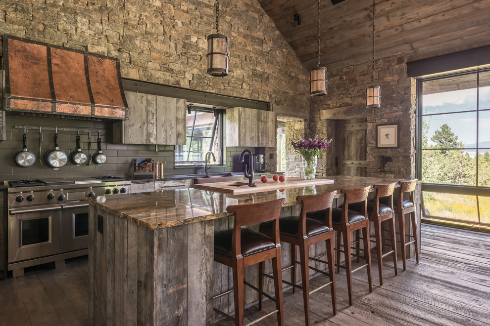 Zweizeilige, Große Rustikale Küche mit Küchenrückwand in Grau, Küchengeräten aus Edelstahl und Kücheninsel in Sonstige