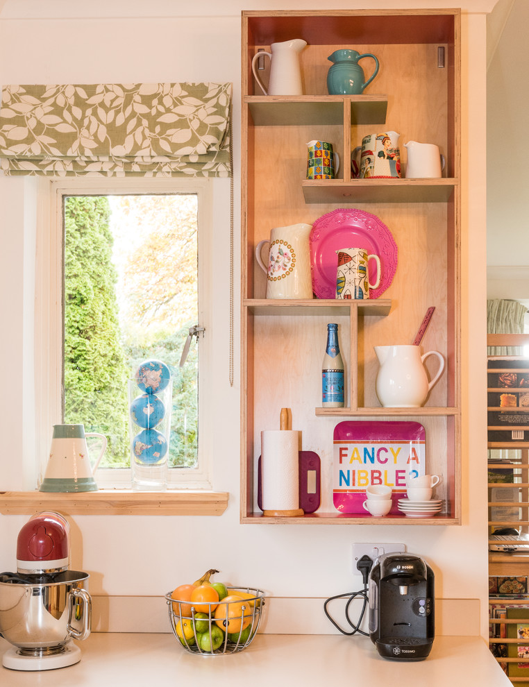 Foto di una cucina moderna di medie dimensioni con lavello a doppia vasca, ante in legno chiaro, top in legno, paraspruzzi verde, paraspruzzi con lastra di vetro e elettrodomestici in acciaio inossidabile
