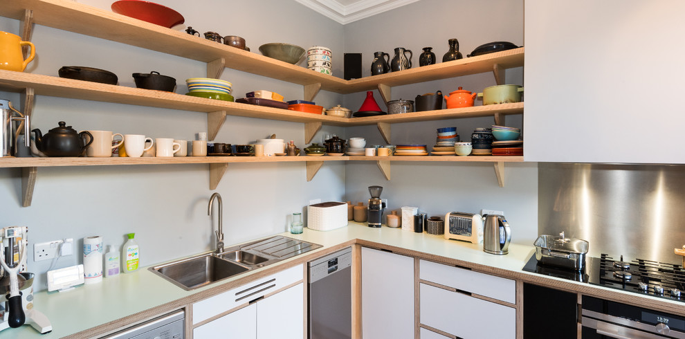 Esempio di una cucina moderna di medie dimensioni con ante in legno chiaro, top in legno e elettrodomestici in acciaio inossidabile