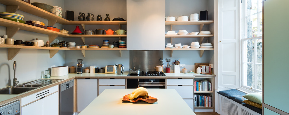Идея дизайна: угловая кухня-гостиная среднего размера в стиле ретро с светлыми деревянными фасадами, деревянной столешницей, техникой из нержавеющей стали и островом
