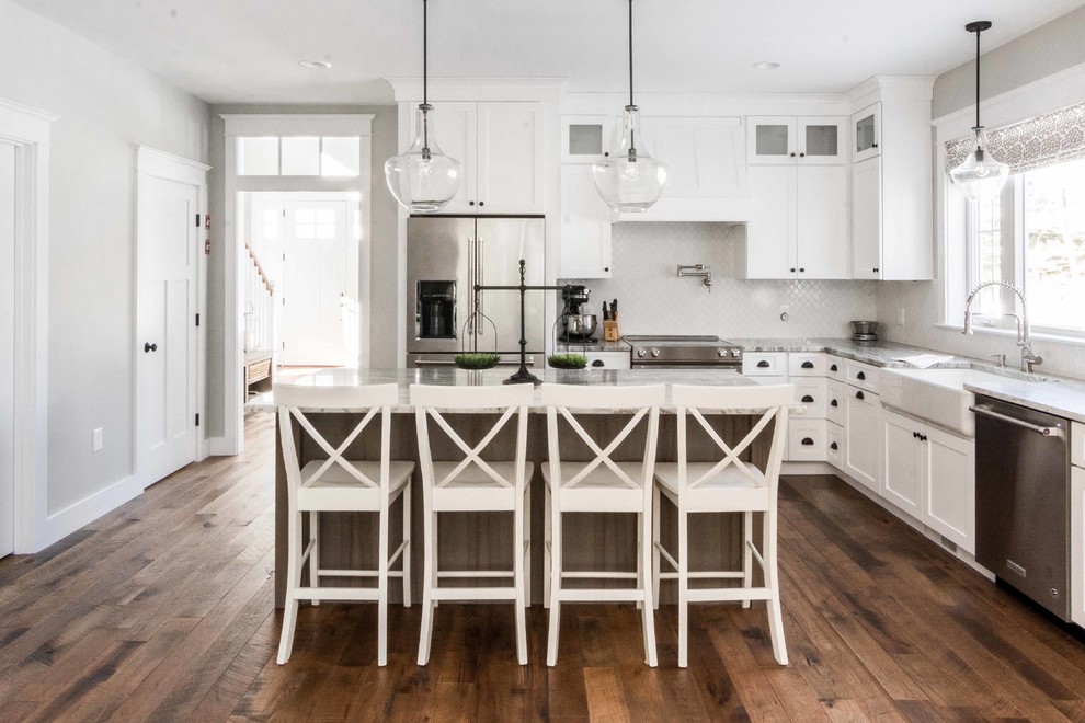 Exempel på ett stort lantligt grå grått kök, med en rustik diskho, skåp i shakerstil, grå skåp, granitbänkskiva, vitt stänkskydd, stänkskydd i mosaik, rostfria vitvaror, mellanmörkt trägolv, en köksö och brunt golv