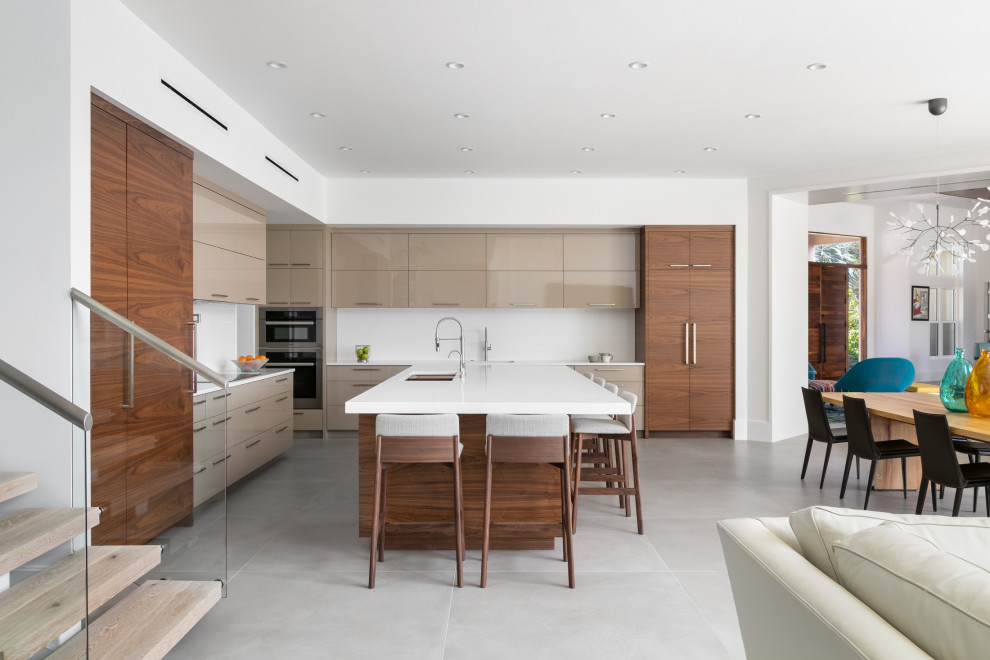 Immagine di una cucina minimal di medie dimensioni con pavimento in gres porcellanato, pavimento grigio, lavello a doppia vasca, ante lisce, ante beige, paraspruzzi bianco, elettrodomestici in acciaio inossidabile e top bianco