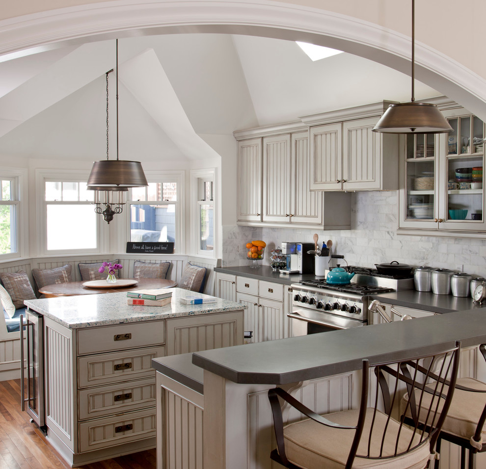 サンディエゴにあるトラディショナルスタイルのおしゃれなキッチン (白いキャビネット、白いキッチンパネル、シルバーの調理設備) の写真