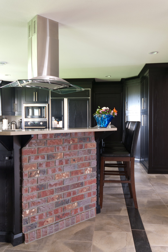 Moderne Wohnküche in L-Form mit Schrankfronten im Shaker-Stil, schwarzen Schränken, Quarzwerkstein-Arbeitsplatte und Keramikboden in Vancouver