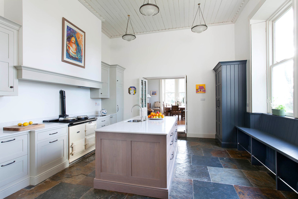 Immagine di una cucina country con lavello sottopiano, ante in stile shaker, ante grigie e elettrodomestici colorati