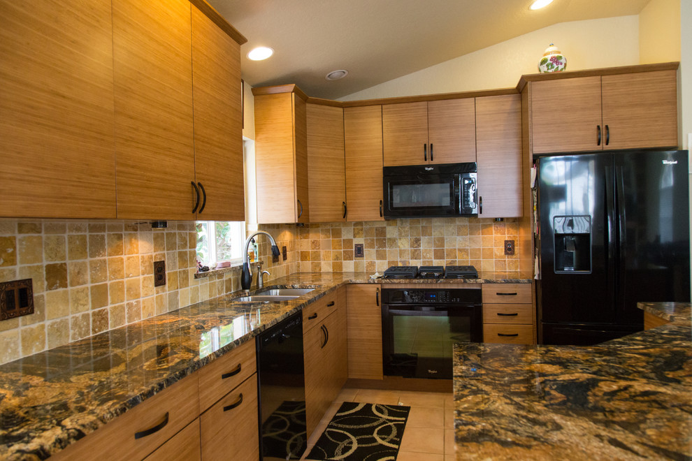 Idéer för att renovera ett mellanstort funkis kök, med en undermonterad diskho, släta luckor, skåp i mellenmörkt trä, granitbänkskiva, flerfärgad stänkskydd, stänkskydd i stenkakel, svarta vitvaror, klinkergolv i porslin, en köksö och beiget golv