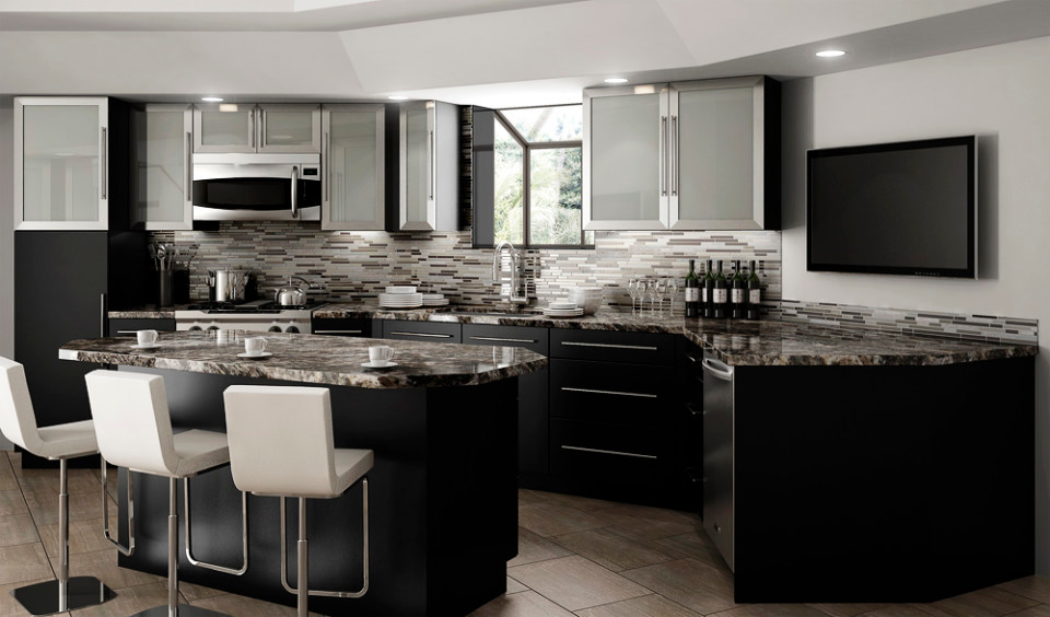 Foto di una cucina chic di medie dimensioni con ante lisce, ante nere, top in granito, paraspruzzi con piastrelle a listelli e elettrodomestici in acciaio inossidabile