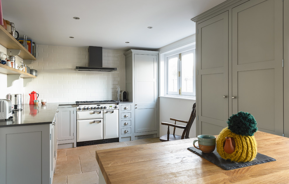 Imagen de cocina campestre pequeña cerrada con armarios estilo shaker, puertas de armario de madera clara, encimera de cuarcita y salpicadero de azulejos de cerámica