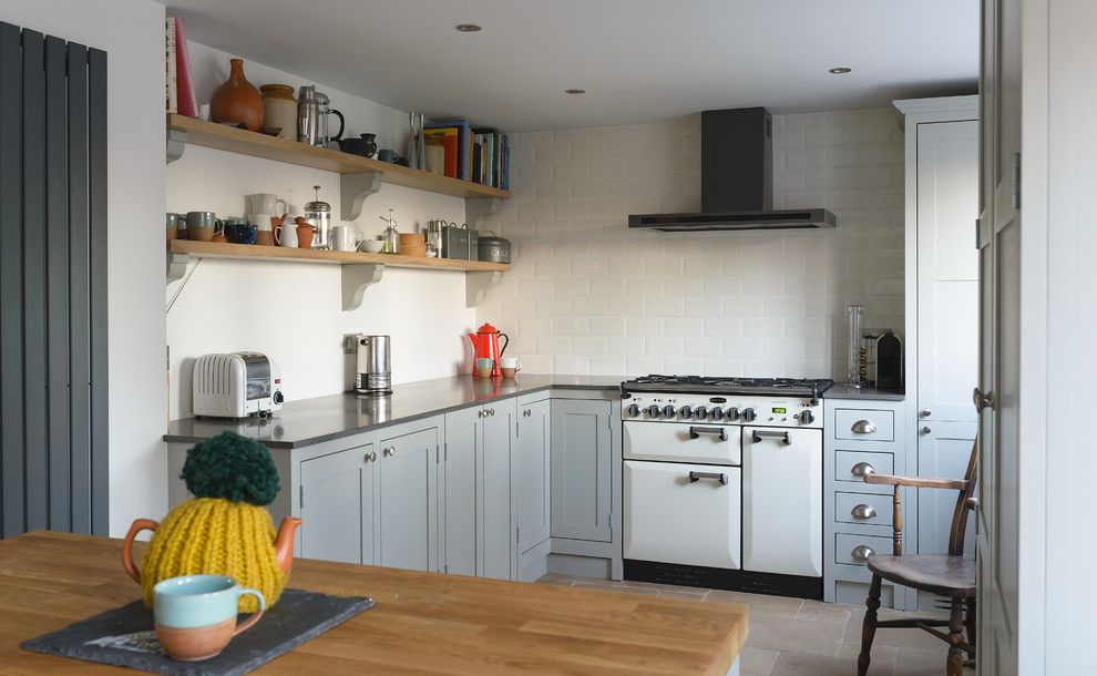 Geschlossene, Kleine Country Küche mit Schrankfronten im Shaker-Stil, hellen Holzschränken, Quarzit-Arbeitsplatte und Rückwand aus Keramikfliesen in Hertfordshire
