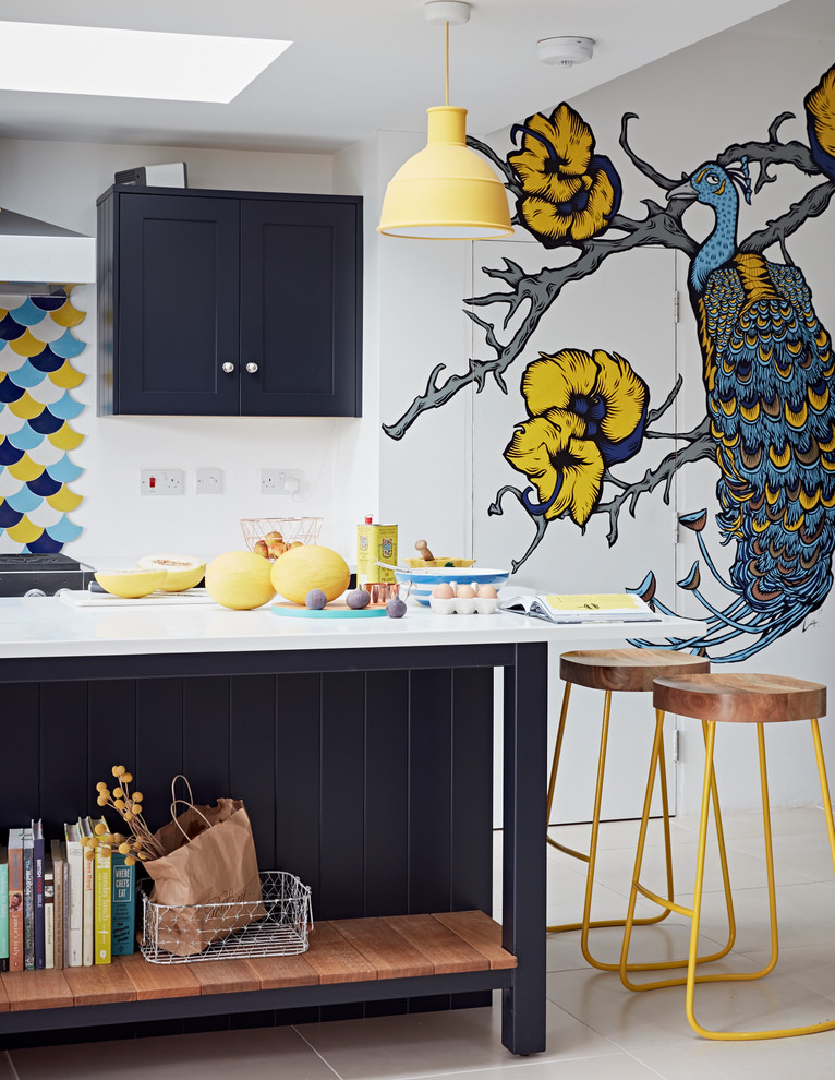 Idée de décoration pour une cuisine ouverte design en L avec un placard à porte shaker, des portes de placard bleues et îlot.