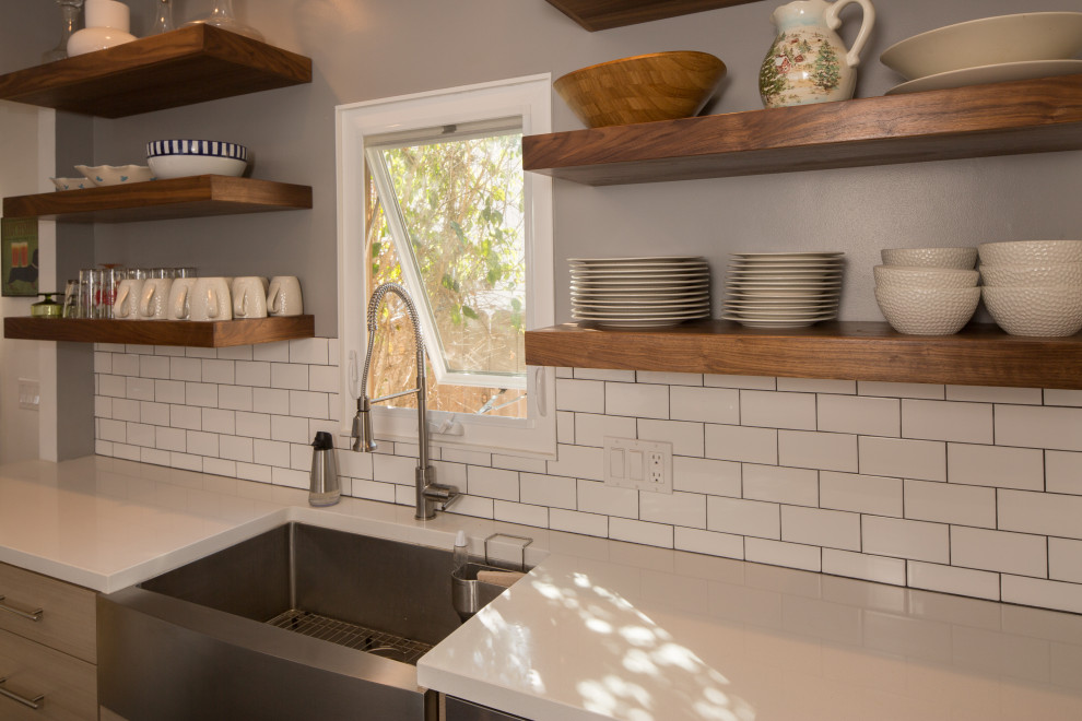 Idéer för ett avskilt, litet modernt vit kök, med en rustik diskho, öppna hyllor, skåp i mörkt trä, bänkskiva i kvarts, vitt stänkskydd, stänkskydd i keramik och rostfria vitvaror