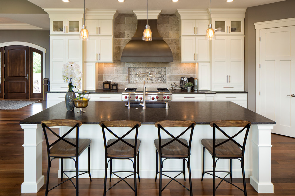 Immagine di un cucina con isola centrale chic con top in granito, lavello sottopiano, ante in stile shaker, ante bianche, paraspruzzi grigio e elettrodomestici in acciaio inossidabile