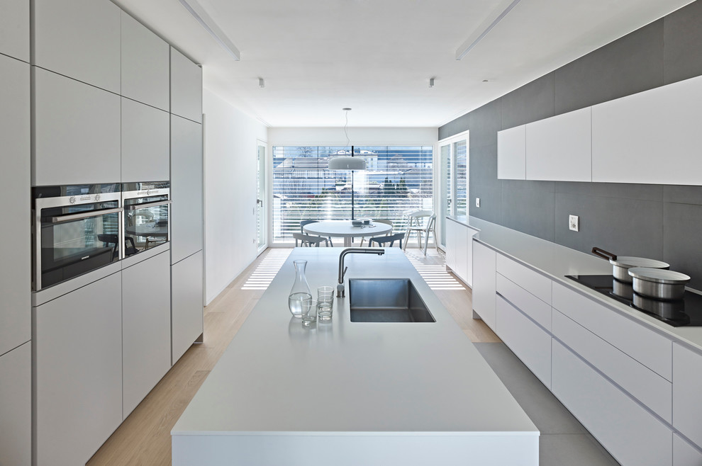 Foto di una cucina minimal con parquet chiaro