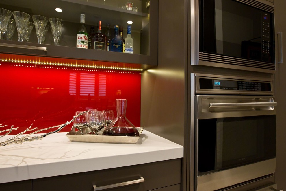 Moderne Wohnküche mit Glasfronten, grauen Schränken, Küchenrückwand in Rot, Küchengeräten aus Edelstahl und Kücheninsel in Indianapolis