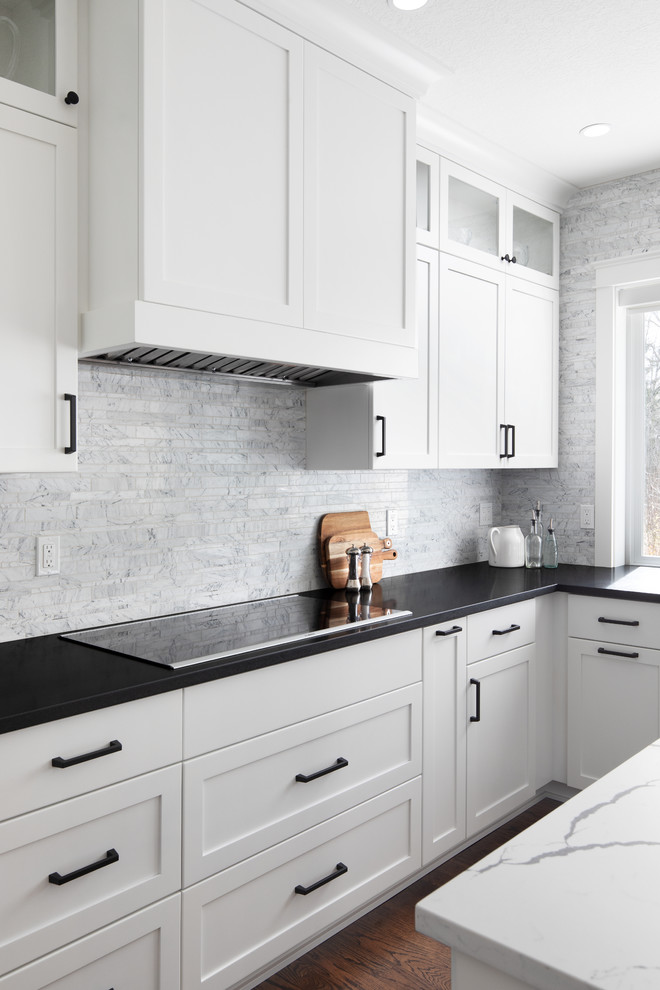 Inredning av ett modernt mellanstort svart svart kök och matrum, med skåp i shakerstil, vita skåp, granitbänkskiva, vitt stänkskydd, stänkskydd i marmor, en köksö, en rustik diskho, rostfria vitvaror, mörkt trägolv och brunt golv