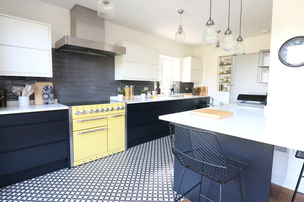 Exempel på ett stort modernt vit vitt kök och matrum, med släta luckor, svarta skåp, bänkskiva i kvartsit, grått stänkskydd, stänkskydd i keramik, klinkergolv i keramik och flerfärgat golv