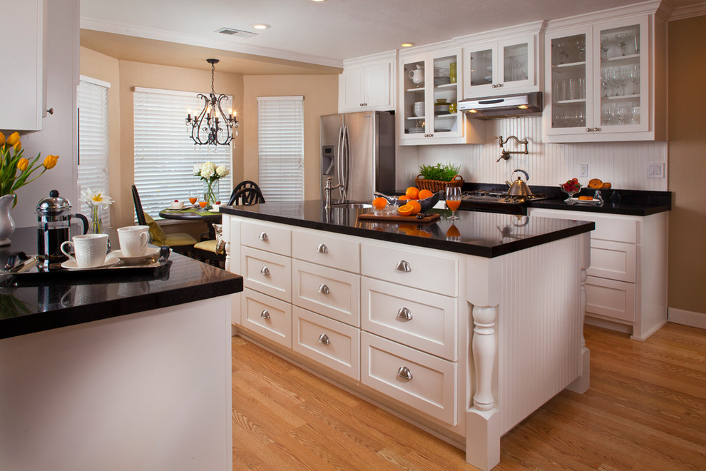 Example of a classic kitchen design in Atlanta