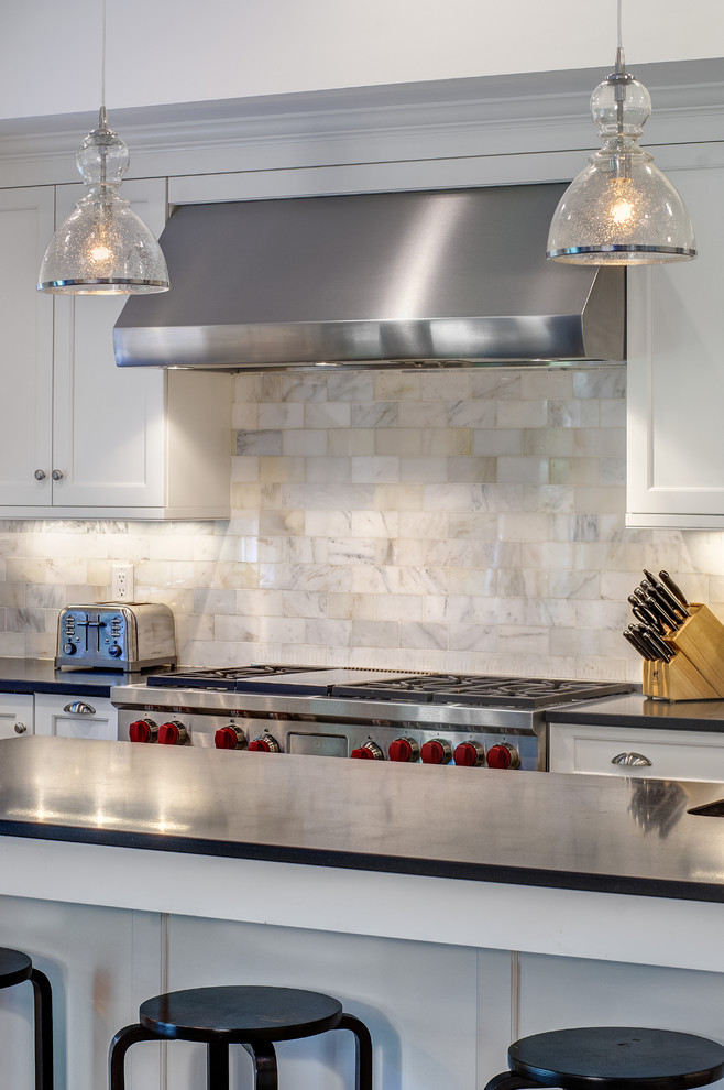 Foto di una grande cucina classica con ante in stile shaker, ante bianche, top in granito, paraspruzzi beige, elettrodomestici in acciaio inossidabile e parquet scuro
