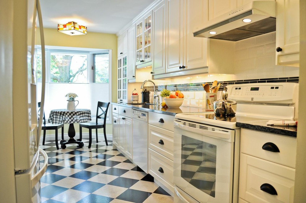 オタワにあるお手頃価格の中くらいなトラディショナルスタイルのおしゃれなキッチン (ルーバー扉のキャビネット、白いキャビネット、珪岩カウンター、白いキッチンパネル、サブウェイタイルのキッチンパネル、白い調理設備、リノリウムの床) の写真