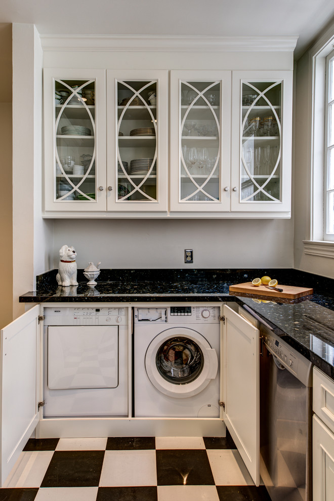 Inredning av ett klassiskt litet kök och matrum, med luckor med upphöjd panel, vita skåp, granitbänkskiva, svart stänkskydd, rostfria vitvaror och marmorgolv