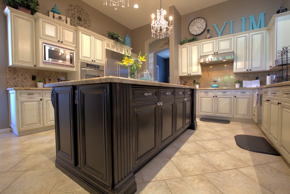 Foto di una grande cucina stile shabby con ante bianche, elettrodomestici in acciaio inossidabile e pavimento con piastrelle in ceramica