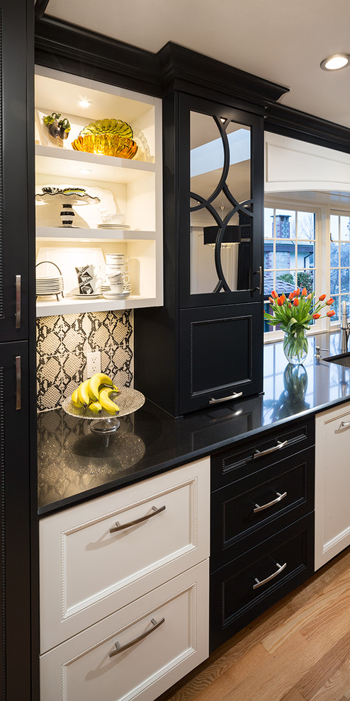 Modelo de cocina bohemia con puertas de armario negras y electrodomésticos negros