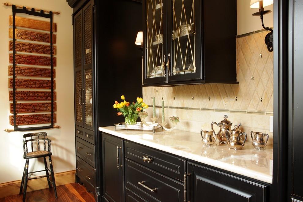 Foto på ett avskilt, mellanstort vintage l-kök, med luckor med upphöjd panel, svarta skåp, marmorbänkskiva, beige stänkskydd, stänkskydd i keramik, integrerade vitvaror och mellanmörkt trägolv