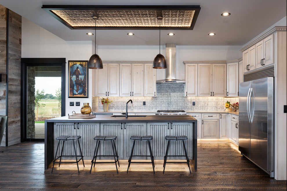 Exempel på ett rustikt grå grått l-kök, med en undermonterad diskho, luckor med upphöjd panel, skåp i ljust trä, rostfria vitvaror, mörkt trägolv, en köksö och brunt golv