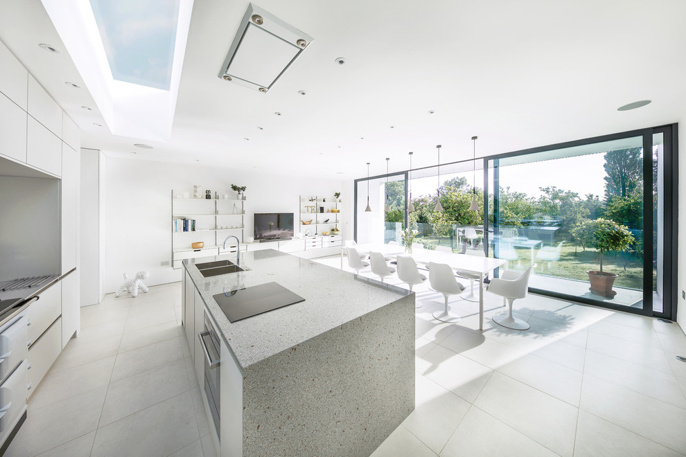 Idee per una cucina minimal di medie dimensioni con lavello a doppia vasca, ante lisce, ante bianche e pavimento bianco
