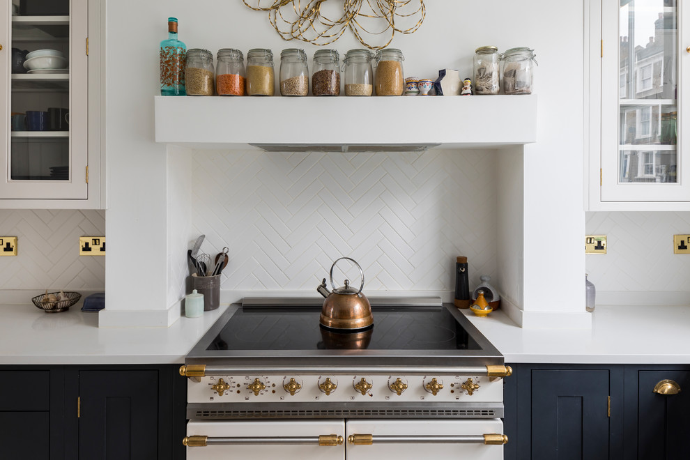 Inredning av ett klassiskt litet kök, med en rustik diskho, skåp i shakerstil, svarta skåp, bänkskiva i kvartsit, kalkstensgolv, en köksö och beiget golv