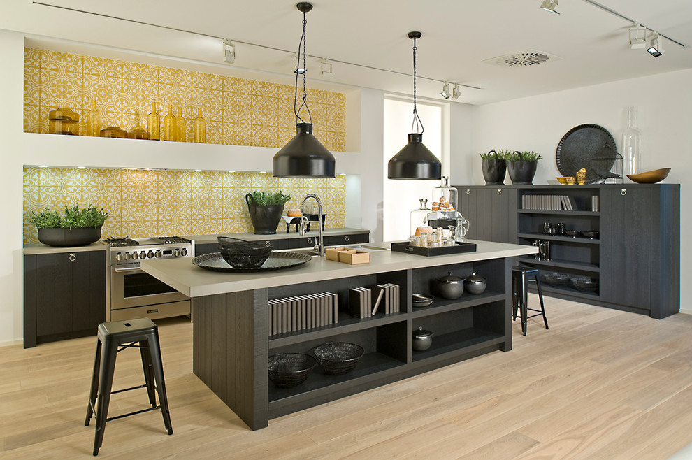 Moderne Küche mit schwarzen Schränken, hellem Holzboden und Kücheninsel in London