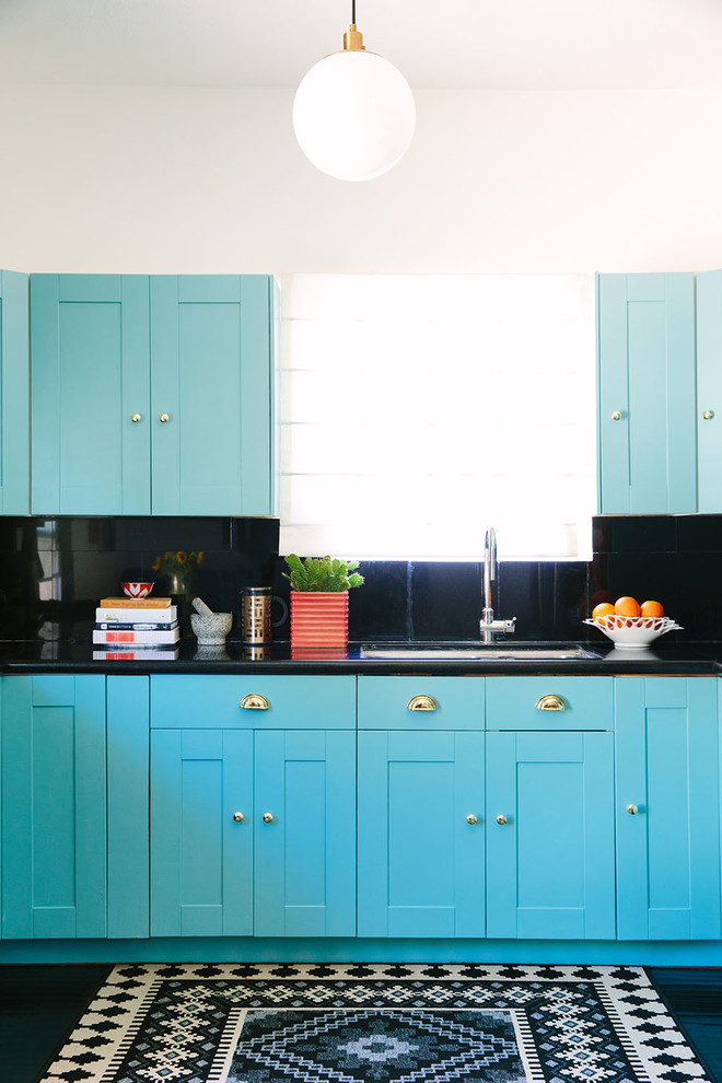 Источник вдохновения для домашнего уюта: кухня в стиле неоклассика (современная классика) с врезной мойкой, фасадами в стиле шейкер, синими фасадами, черным фартуком и мойкой у окна