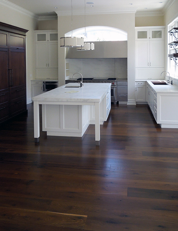 Idéer för stora funkis vitt kök, med brunt golv, en undermonterad diskho, skåp i shakerstil, vita skåp, granitbänkskiva, vitt stänkskydd, rostfria vitvaror, mörkt trägolv och en köksö