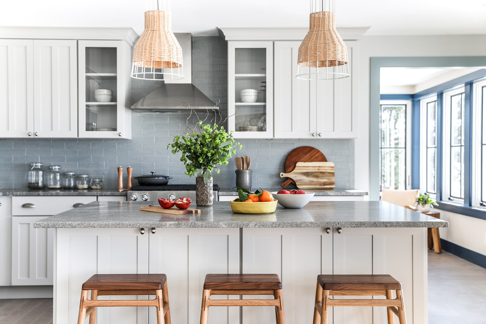 Esempio di una cucina minimalista di medie dimensioni con lavello integrato, ante in stile shaker, ante grigie, top in granito, paraspruzzi blu, paraspruzzi in mattoni, elettrodomestici in acciaio inossidabile, pavimento in legno massello medio, pavimento marrone e top grigio