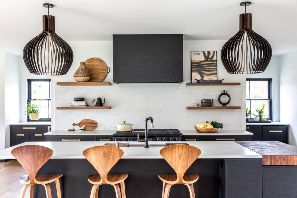 Moderne Küche mit Unterbauwaschbecken, Küchenrückwand in Weiß, Rückwand aus Stein, Kücheninsel und weißer Arbeitsplatte in Portland Maine