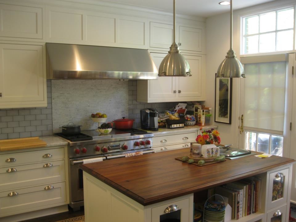 Пример оригинального дизайна: кухня с деревянной столешницей